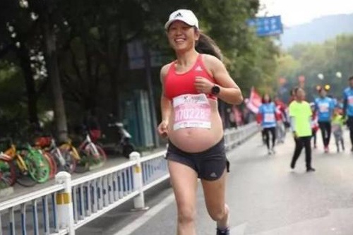 女教师怀孕5个月跑马拉松 孕期如何运动?