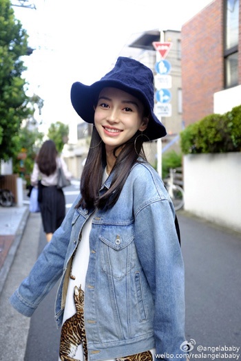 黄晓明宣布妻子怀孕 学baby越孕越美